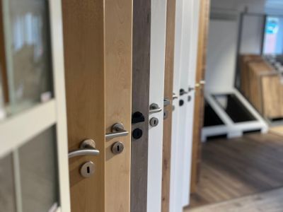 Mehrere Holztüren in verschiedenen Farben und Designs nebeneinander ausgestellt zur Auswahl im Showroom Mehrere Holztüren in verschiedenen Farben und Designs nebeneinander ausgestellt zur Auswahl im Showroom