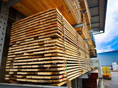 Holzlatten ordentlich gestapelt unter Dach, zeigen Lagerung von Baumaterialien für spätere Verwendung Holzlatten ordentlich gestapelt unter Dach, zeigen Lagerung von Baumaterialien für spätere Verwendung