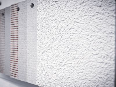 Wand zeigt verschiedene Putzmuster mit unterschiedlichen Texturen, Vergleich von Oberflächen für Bauprojekte Wand zeigt verschiedene Putzmuster mit unterschiedlichen Texturen, Vergleich von Oberflächen für Bauprojekte