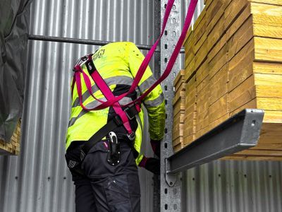 Sicherheitsausrüstung wie Helm und Handschuhe im Einsatz, zeigt Bedeutung von Schutzmaßnahmen auf Baustellen Sicherheitsausrüstung wie Helm und Handschuhe im Einsatz, zeigt Bedeutung von Schutzmaßnahmen auf Baustellen