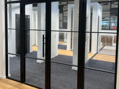 Modernes Büro mit Glaswänden und Türen, klare Linien und helle Beleuchtung zeigen funktionale Raumgestaltung Modernes Büro mit Glaswänden und Türen, klare Linien und helle Beleuchtung zeigen funktionale Raumgestaltung