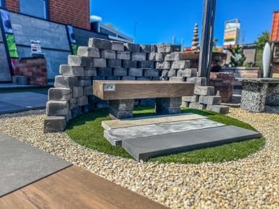 Außenbereich mit Pflastersteinen, Kieswegen und Kunstrasen, zeigt Gestaltungselemente für Gartenbau Außenbereich mit Pflastersteinen, Kieswegen und Kunstrasen, zeigt Gestaltungselemente für Gartenbau