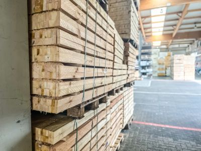 Gestapelte Holzplanken in Lagerhalle, geordnetes Material zeigt Vielfalt und Einsatzmöglichkeiten im Holzbau Gestapelte Holzplanken in Lagerhalle, geordnetes Material zeigt Vielfalt und Einsatzmöglichkeiten im Holzbau