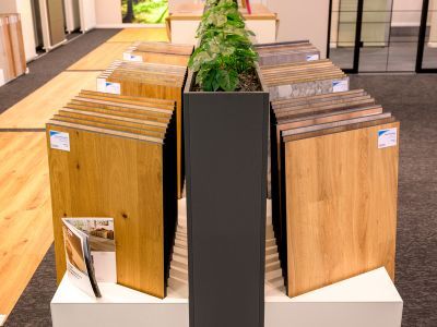 Holzbodenmuster rund um Pflanzgefäß mit Grünpflanzen ausgestellt, zeigt Auswahl an Bodenbelägen Holzbodenmuster rund um Pflanzgefäß mit Grünpflanzen ausgestellt, zeigt Auswahl an Bodenbelägen
