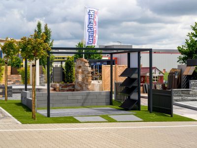 Außenbereich mit Steinen, Mauern und Deko zeigt Gestaltungselemente für Garten- und Landschaftsbau Außenbereich mit Steinen, Mauern und Deko zeigt Gestaltungselemente für Garten- und Landschaftsbau